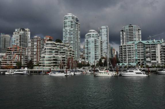 Downtown visto da ilha de Granville, em Vancouver, no Canadá
